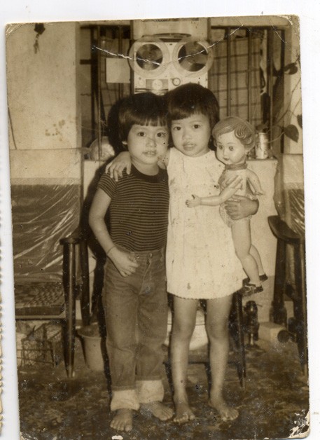 Tuấn Hưng (bên trái) đã rất ra dáng "đàn ông" khi chụp ảnh cùng chị họ.